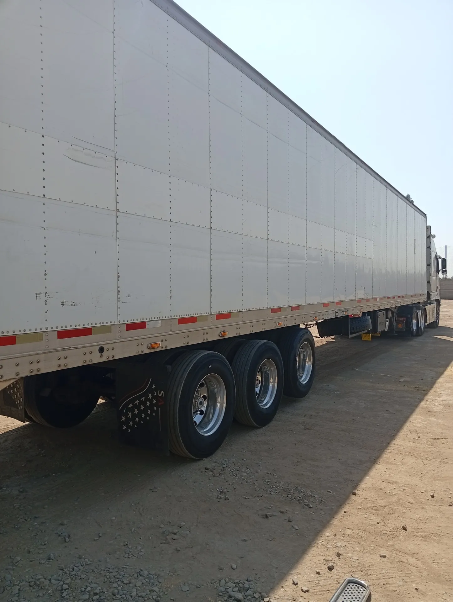 Camión de carga MYR Transportes - Flota propia para envíos a todo Chile